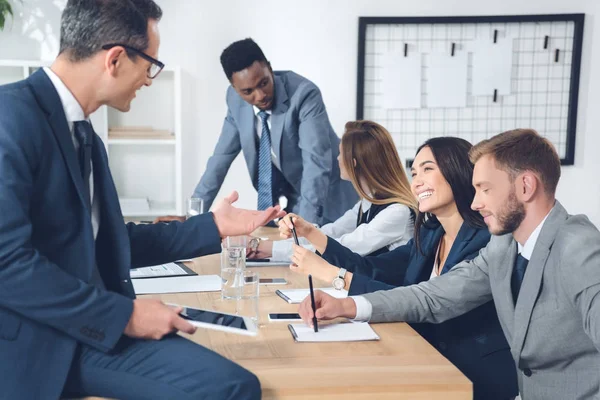 depositphotos_169391414-stock-photo-businesspeople-having-conversation.webp